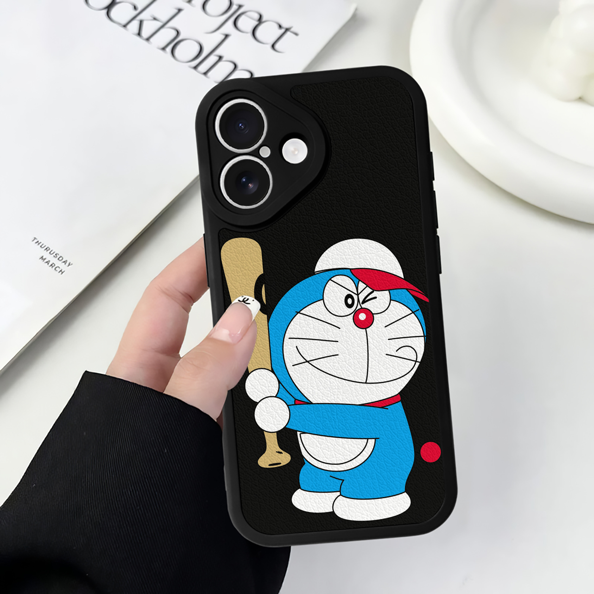 （画像用） ドラえもん Doraemon 【iPhone 16シリーズ対応】シリコンスマホケース（レザー調） 材質：シリコン